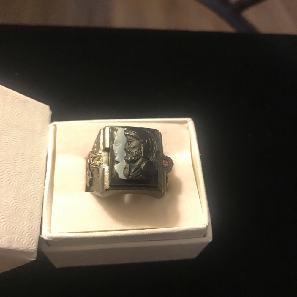 Neoclaicsl Men’s black and white cameo ring